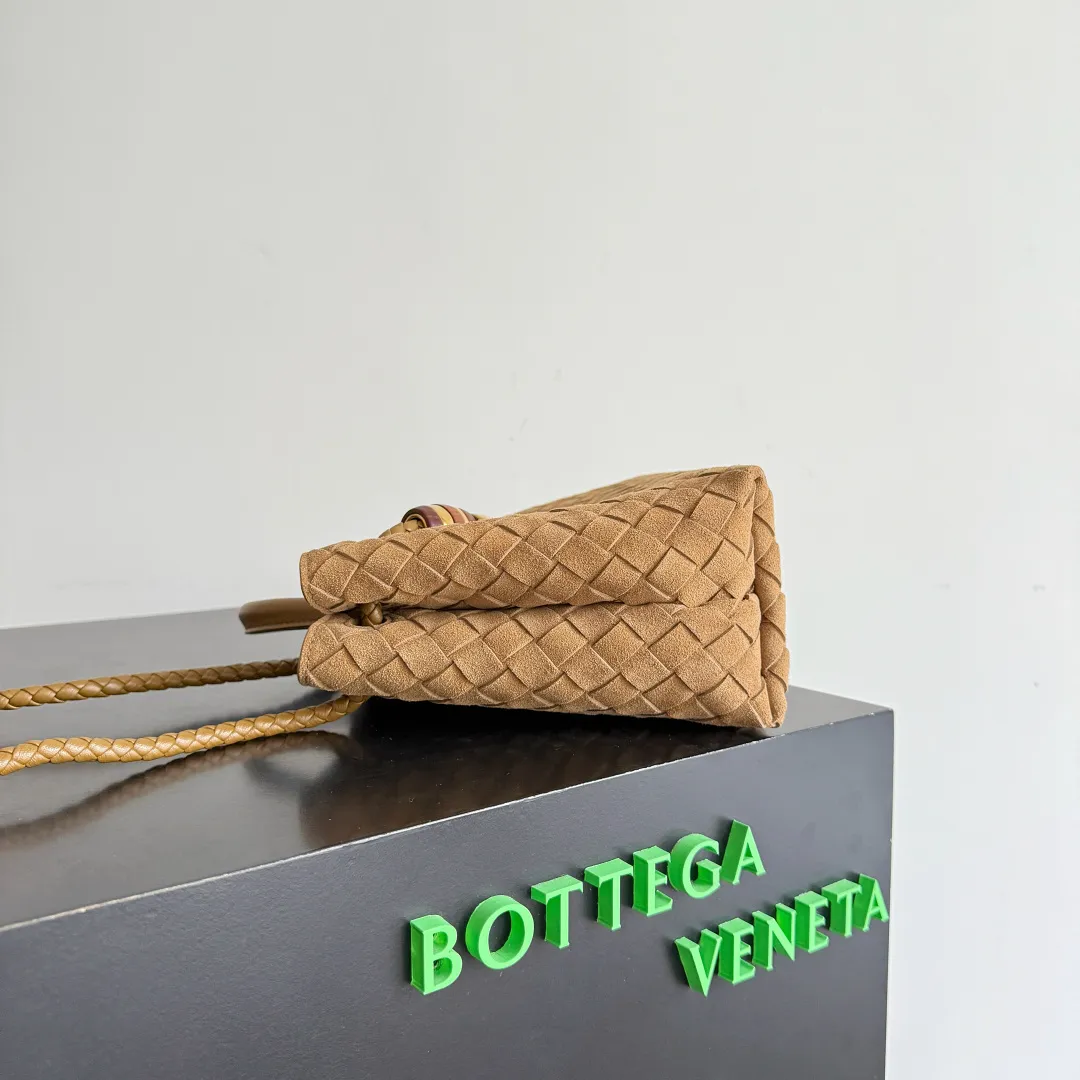 The new Andiamo batch of 3060 BV is shipped‼ ️The classic intercciato weaving process is used to create a soft bag, the metal knot is made of micro-cast aluminum using jewelry technology🪢, and the decorative beads are made of metal and hand-polished oak, allowing you to jump repeatedly between elegance and fun💃, making it unpredictable. Classic and versatile, it shows off your temperament, and the bag has a large capacity, making it very convenient for daily commuting! It has a variety of carrying methods, the shoulder straps can be adjusted by yourself, the original lambskin feels soft and delicate, and the unisex style breaks gender boundaries and brings a more practical and long-lasting use experience. The Andiamo, which has both elegant and casual styles, perfectly interprets the "fashionable old money style". Style number: 743568+wood hardware Color: suede mustard green Size: 25*22*10.5cm